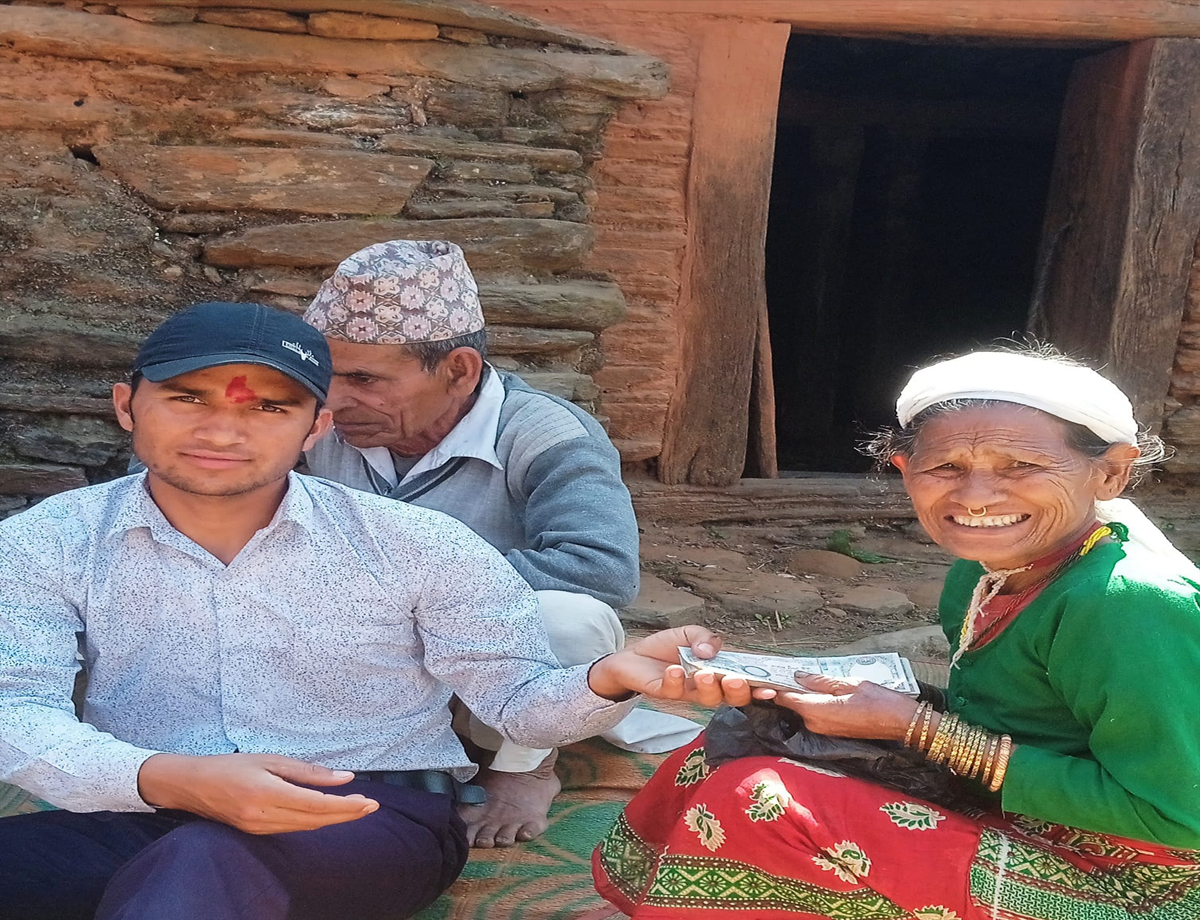 घरघरमै  गएर भत्ता वितरण